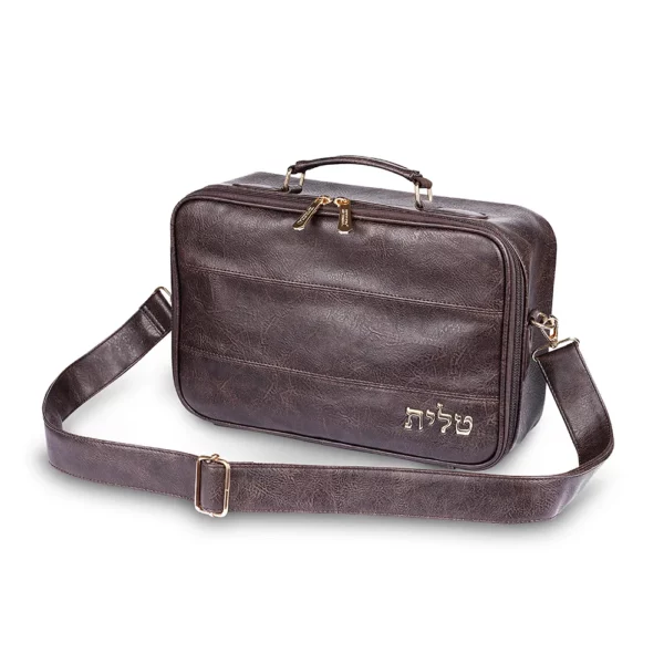 תיק לטלית ותפילין דמוי עור חום כהה עם כיתוב בולט בזהב ורצועת כתף מתכווננת