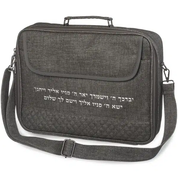 תיק טלית ותפילין, תיק לטלית ותפילין, תיק דמוי עור חום, תיק תפילין חום, תיק טלית חום, תיק עם רצועת כתף, תיק אותיות זהב, תיק 23x36, מתנה לבר מצווה, תיק לבית כנסת